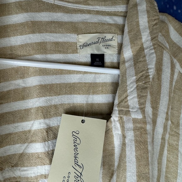 New women’s universal thread button down short sleeve shirt 🛍 - Picture 2 of 3